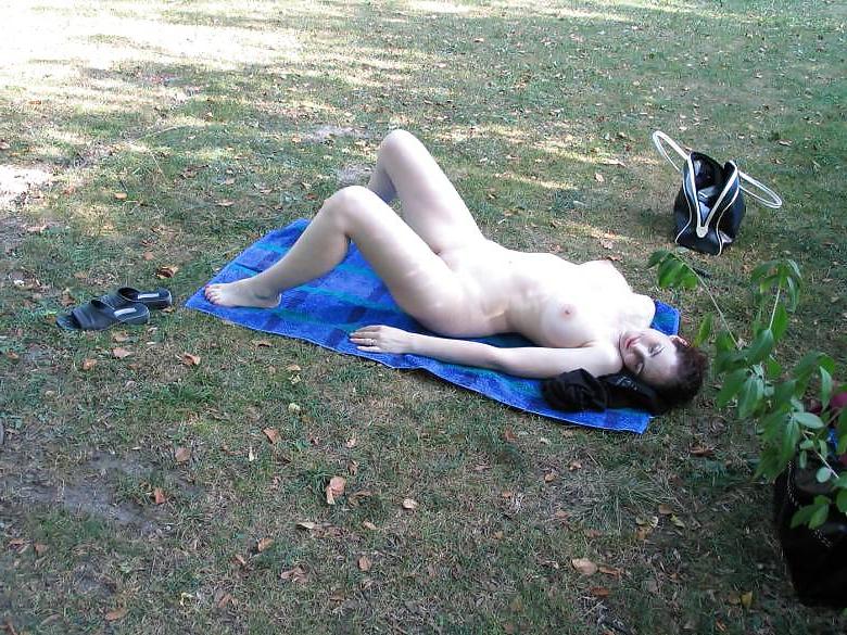 20P Milf Woman - Big aNd White Ass - Outdoor