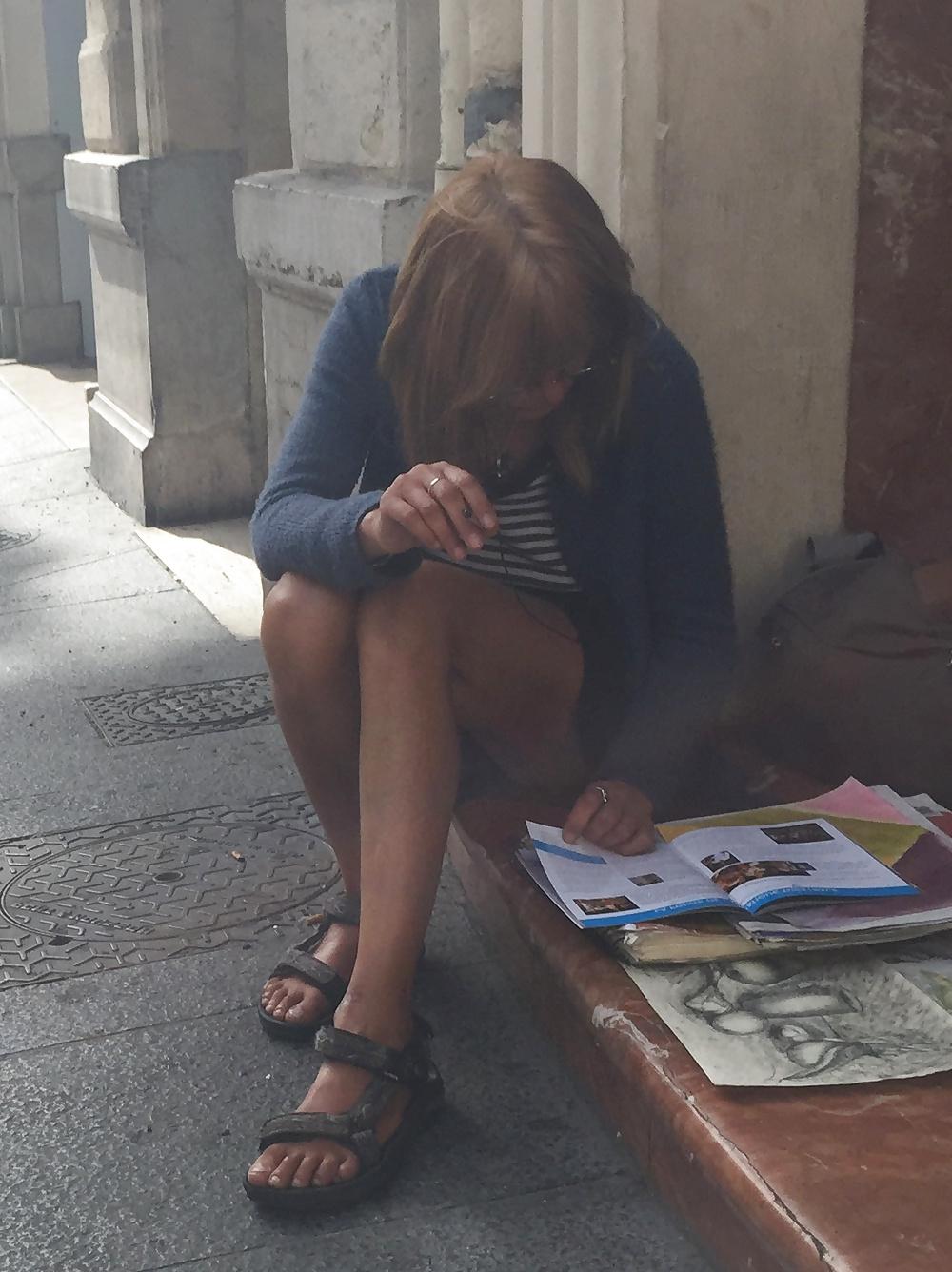 25P Upskirt artist woman 