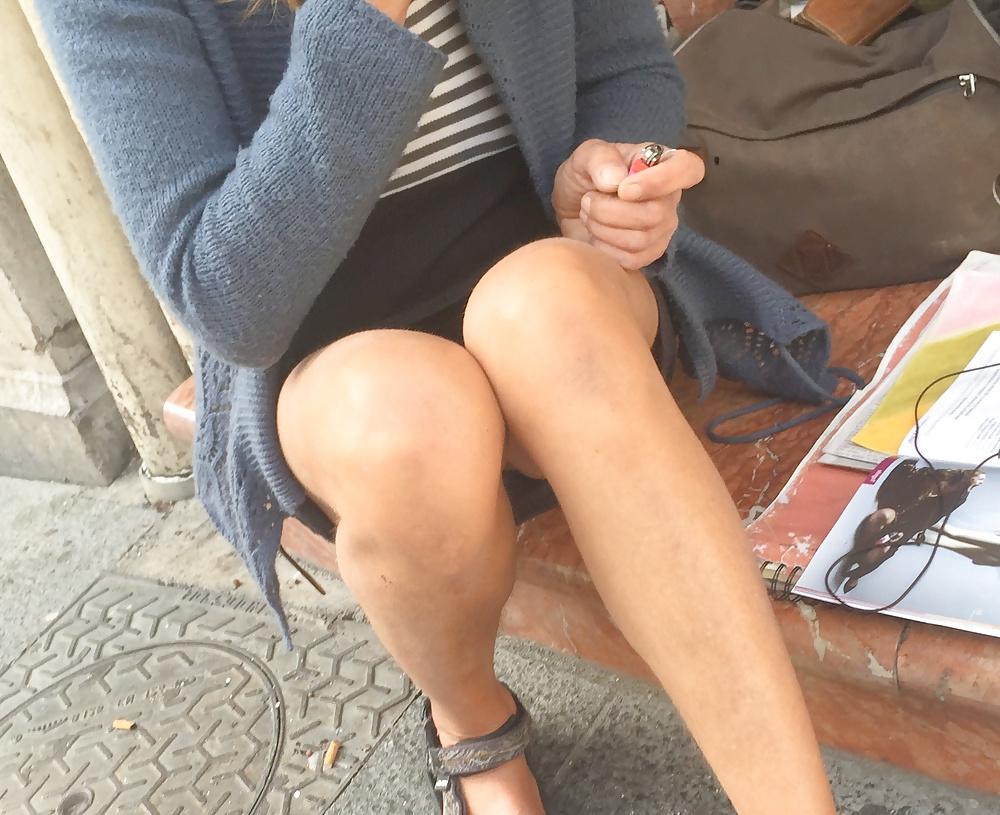 25P Upskirt artist woman 