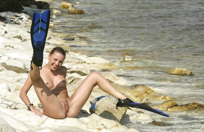 25P Very hot Babe & teen naked at beach -3- 