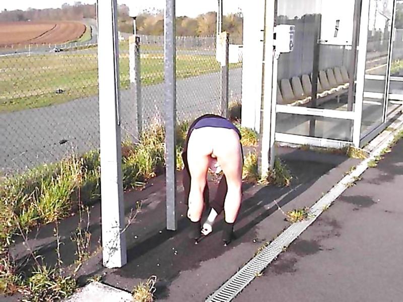 8P Flashing at train station Aline exhibe a la gare 