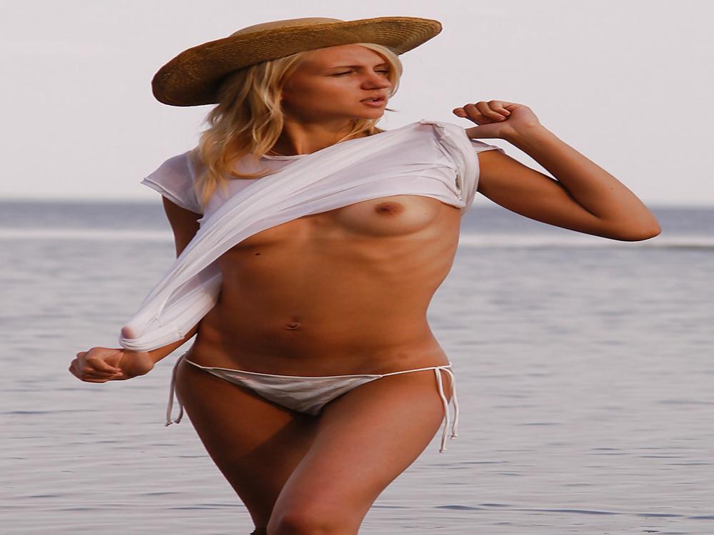 7P WET HOT BABE BEACH FUN
