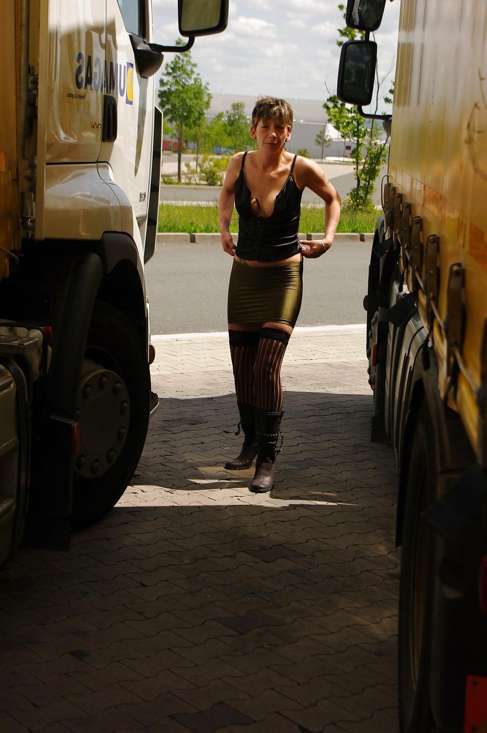 25P German milf outdoor in hooker dress :)