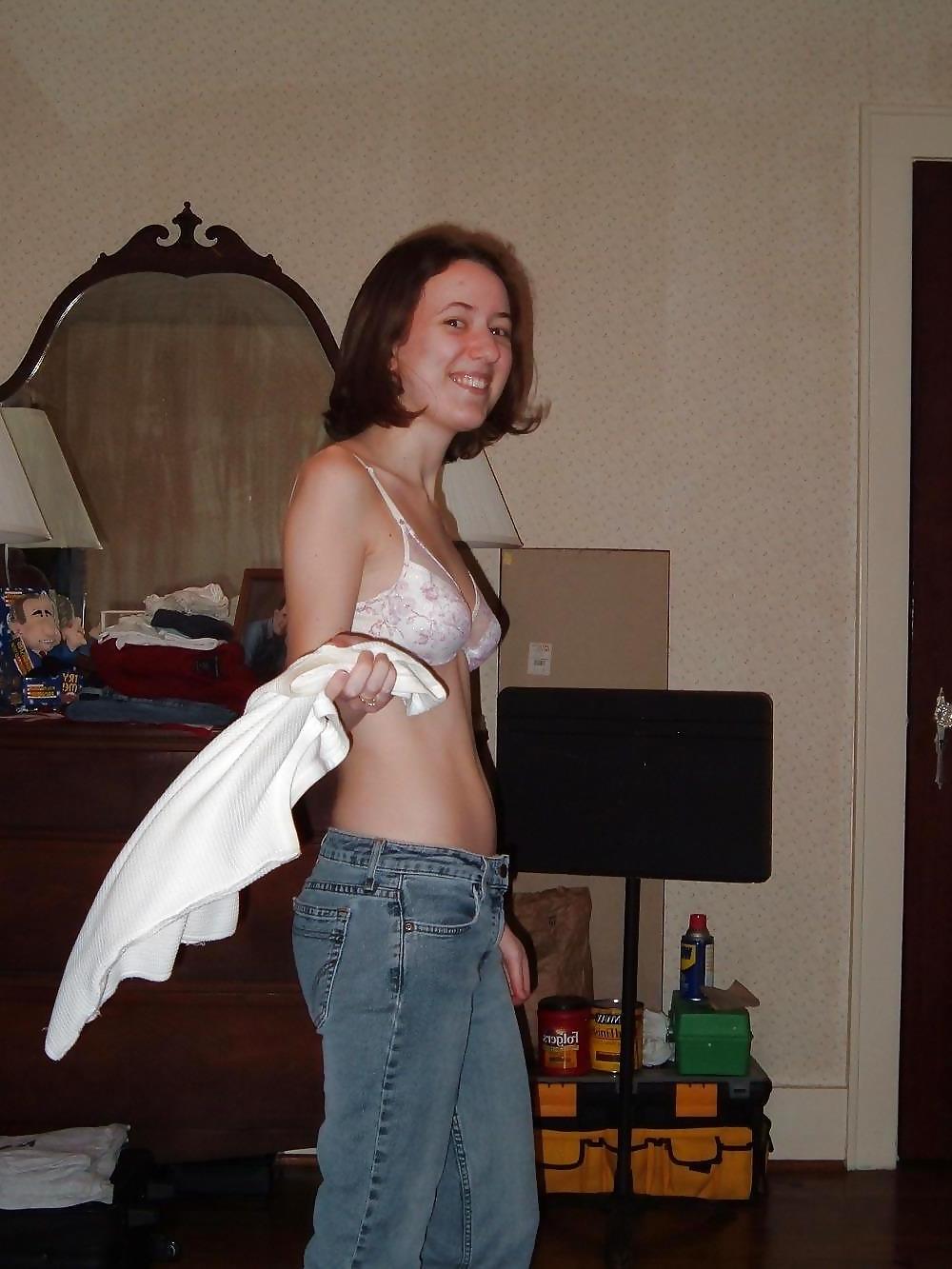 25P AMATEURS - Kristin with hairy Pussy