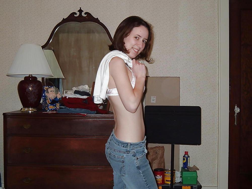 25P AMATEURS - Kristin with hairy Pussy