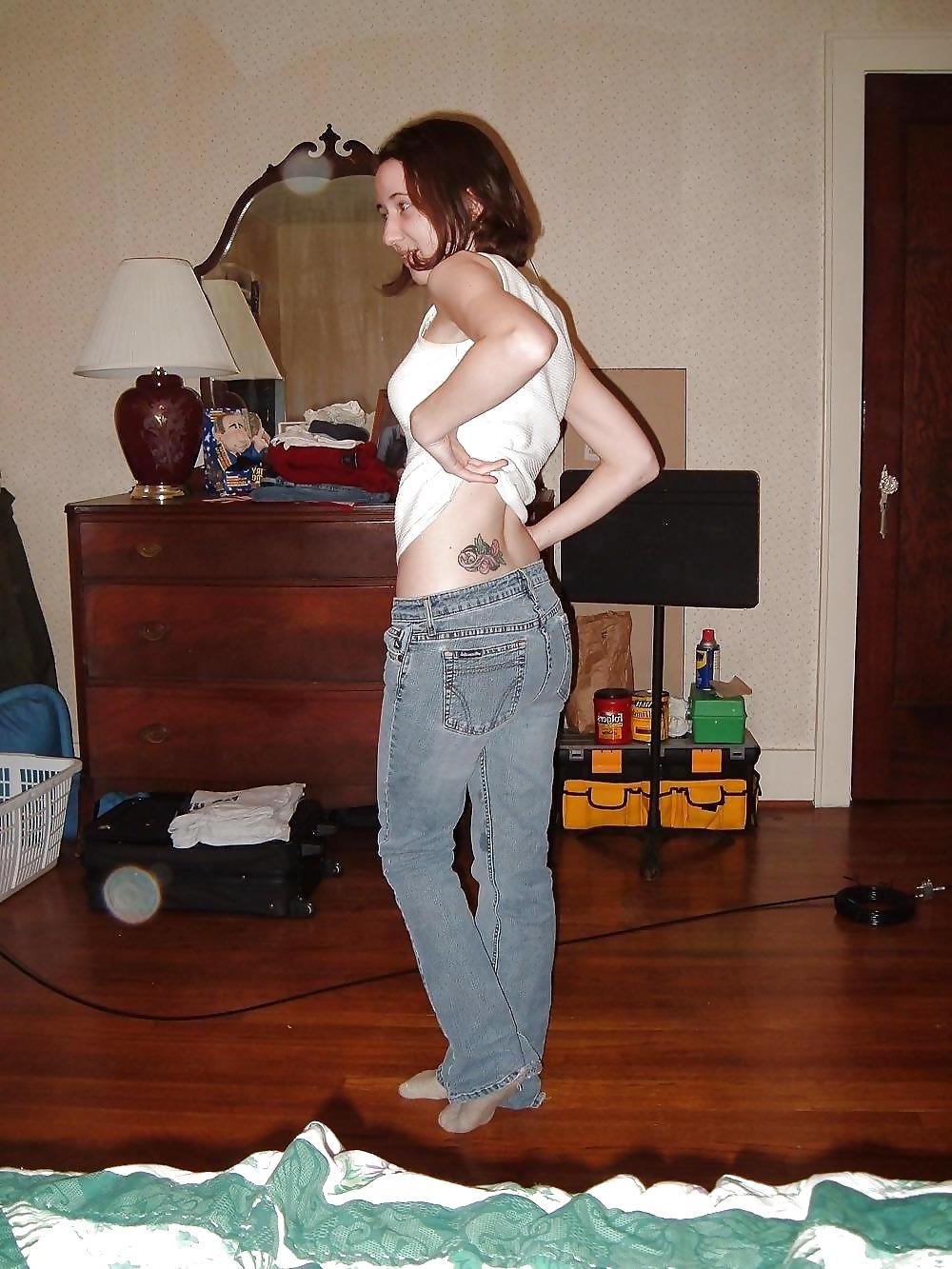 25P AMATEURS - Kristin with hairy Pussy
