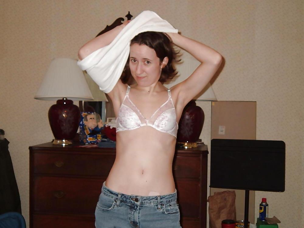25P AMATEURS - Kristin with hairy Pussy