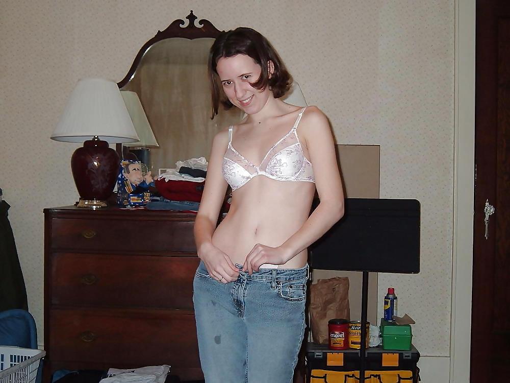 25P AMATEURS - Kristin with hairy Pussy
