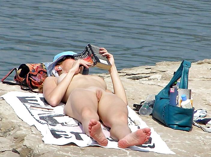 25P BeachVoyeur7 - Pussies on Beach- BVR