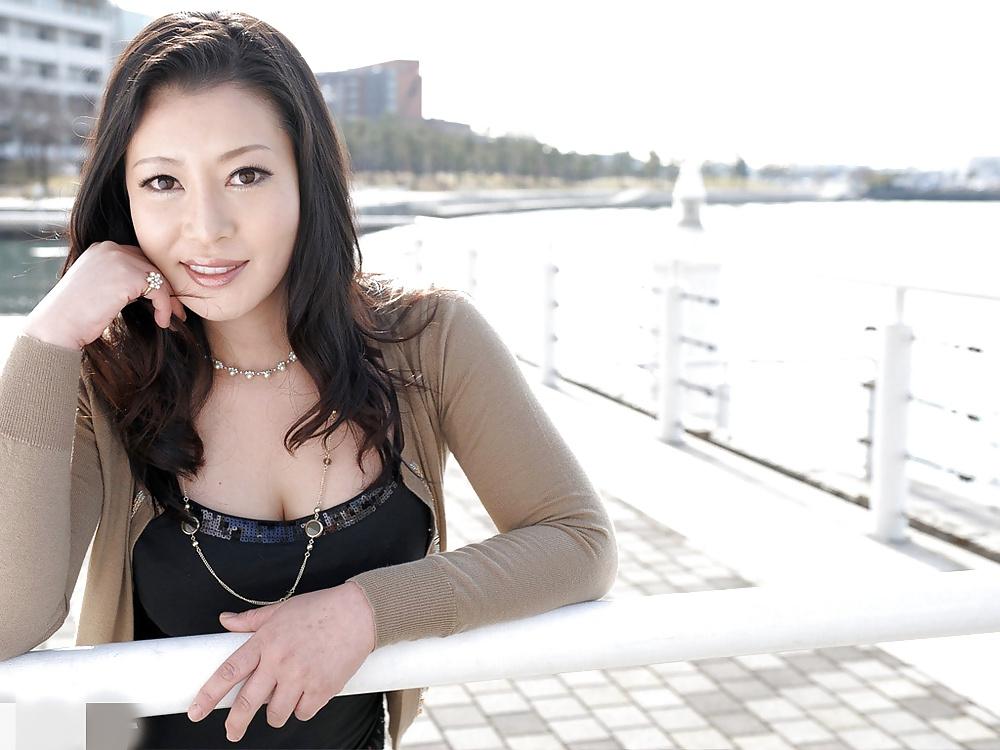 25P Rei Kitajima - Erotic Japanese MILF 