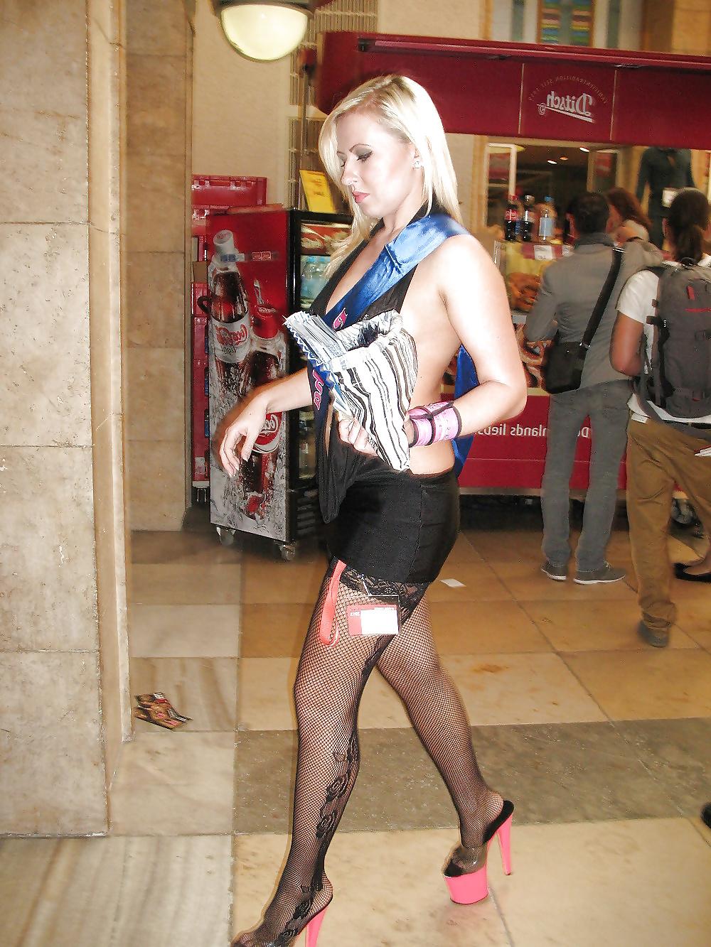 25P Public 25 outdoor flashing nudist