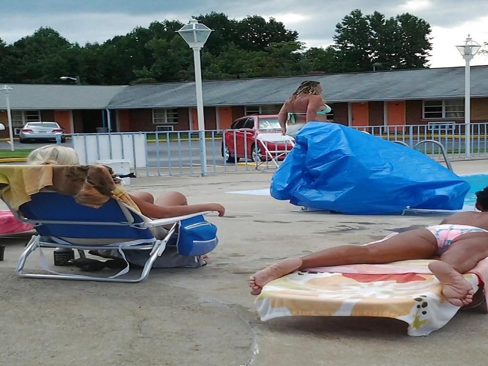 4P Old leather skined ass at the pool