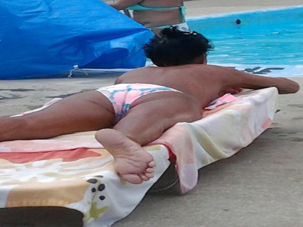 4P Old leather skined ass at the pool