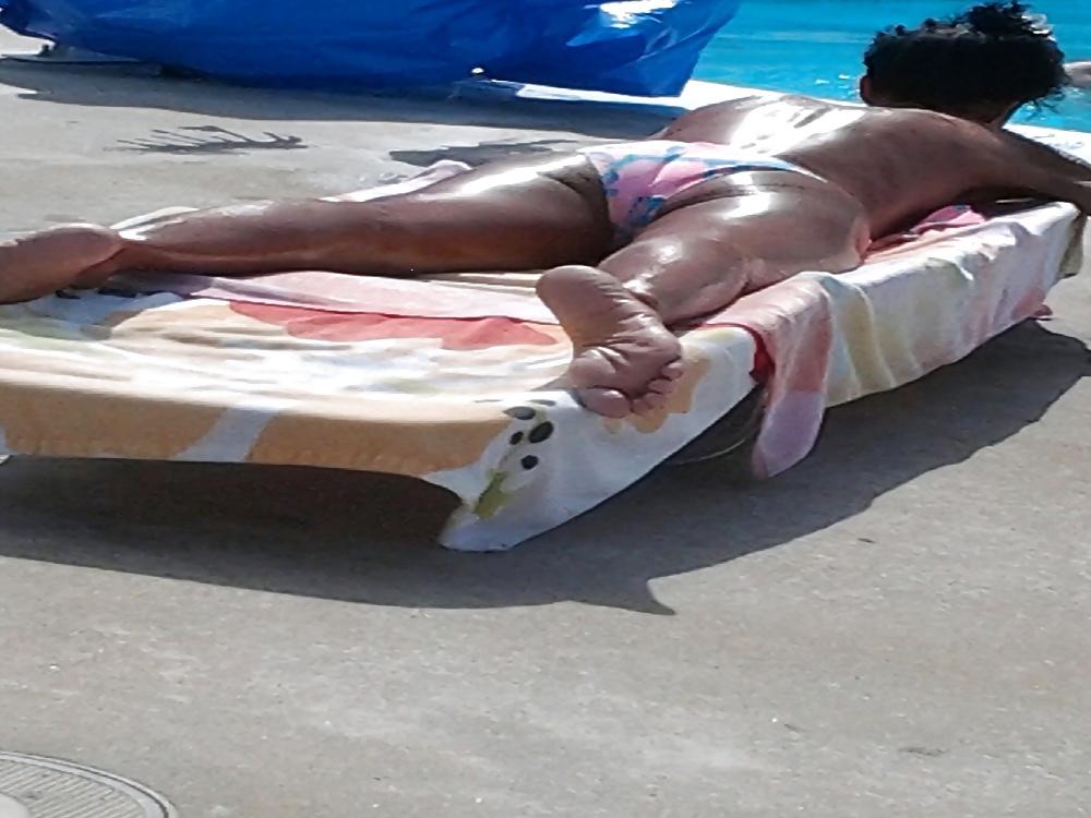 4P Old leather skined ass at the pool