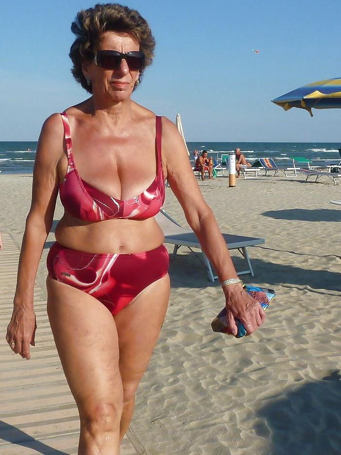 25P Big Boob Mature Beach 2