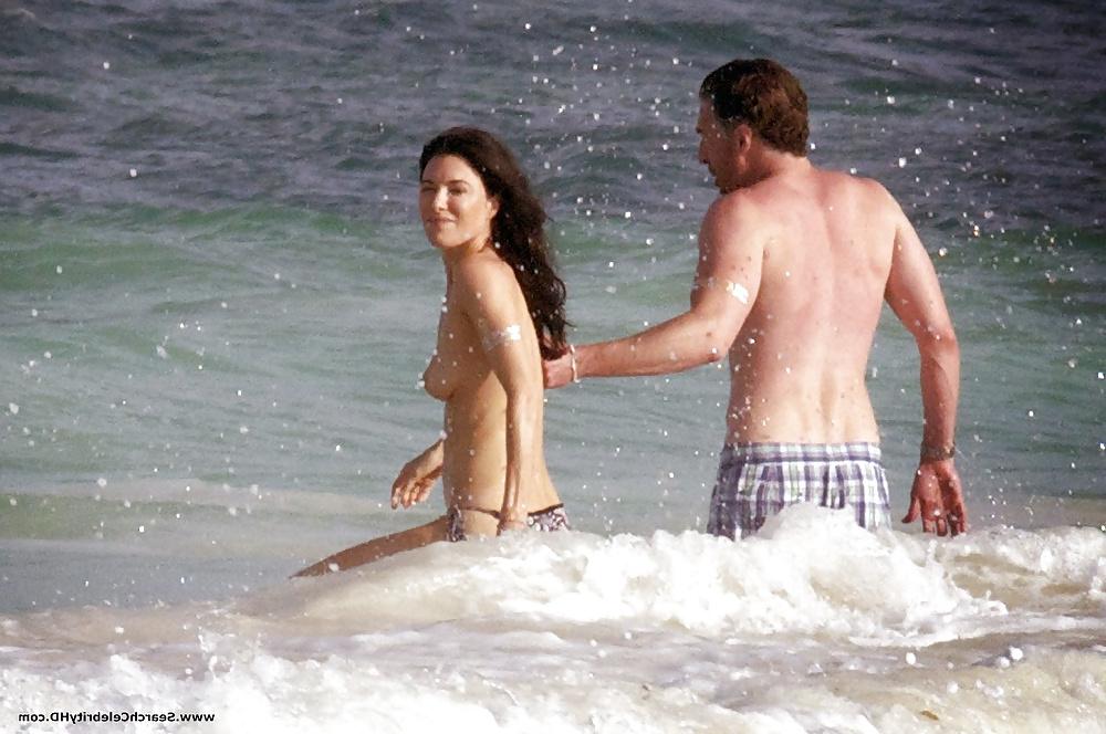 25P Jaime Murray Topless On The Beach in Mexico