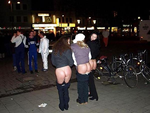 25P Flashing Their Pussy And Ass 4