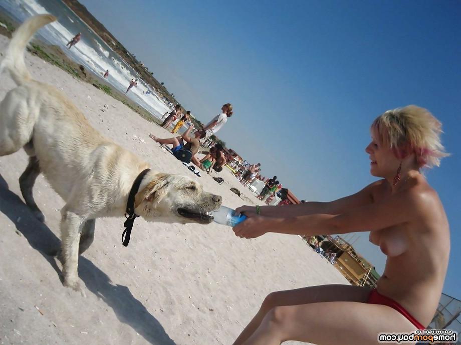 25P Nude couple and the beach