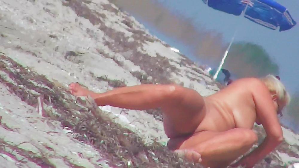 25P Milf on greek beach