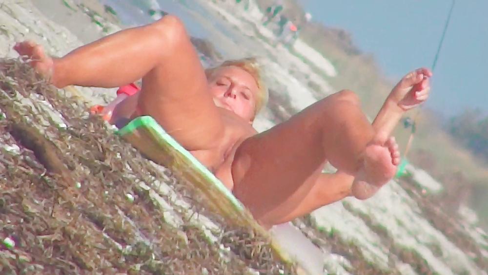 25P Milf on greek beach