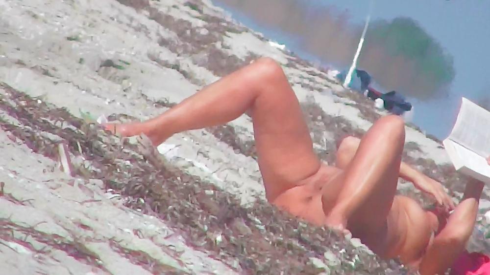 25P Milf on greek beach