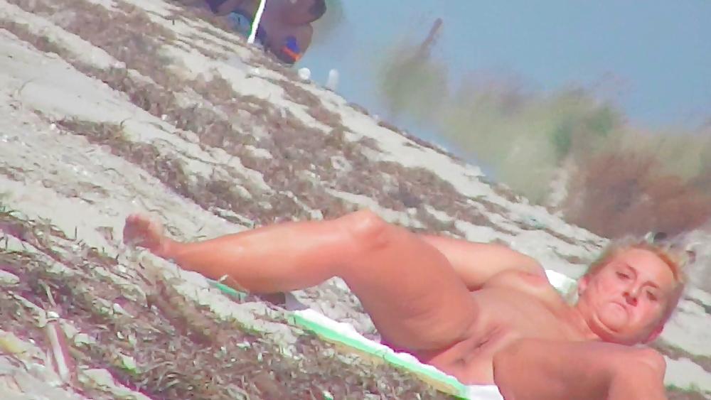 25P Milf on greek beach