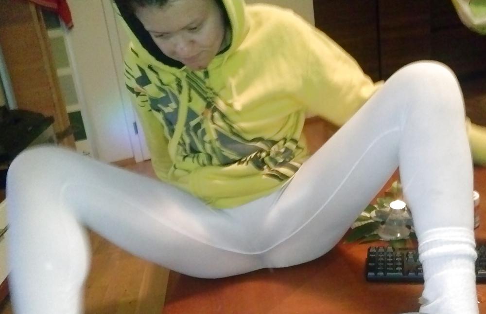 25P Legs and ass in yoga pants