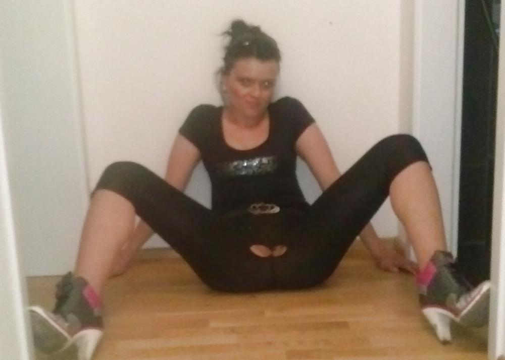 25P Legs and ass in yoga pants