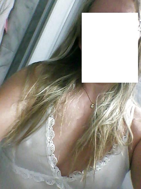13P BLOND HAIR MATURE WOMAN TO SHOW HER  PUSSY