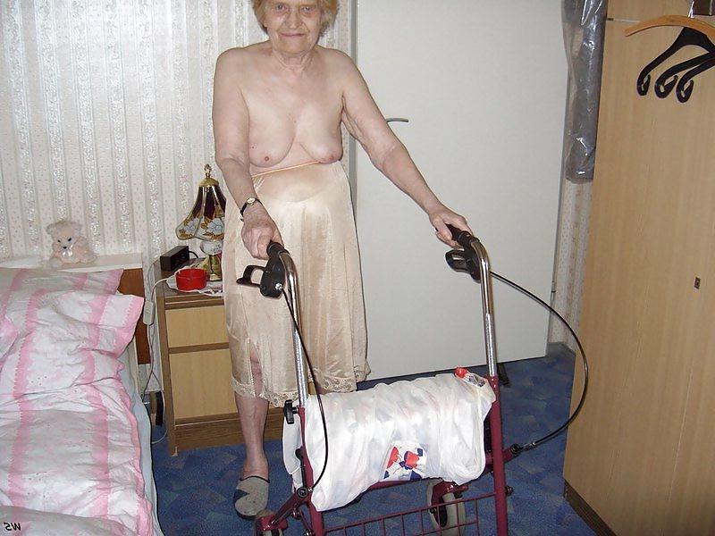 25P I Love Old Grannies !
