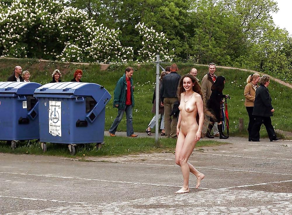 25P Public 23 outdoor flashing nudist