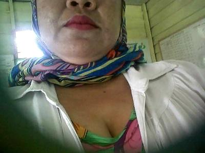 8P Malay- milf tudung posing bogel
