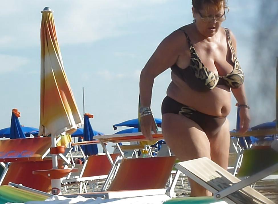 25P Big Breasted Beach Grandmas
