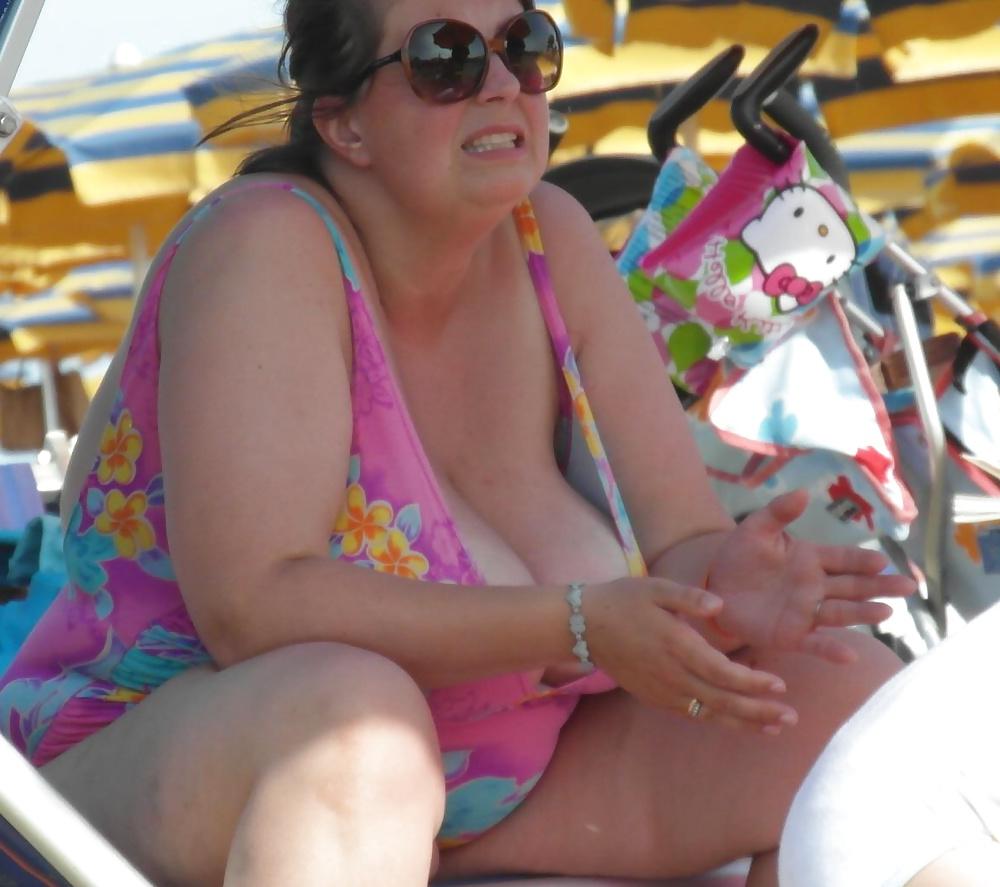 25P Big Breasted Beach Grandmas