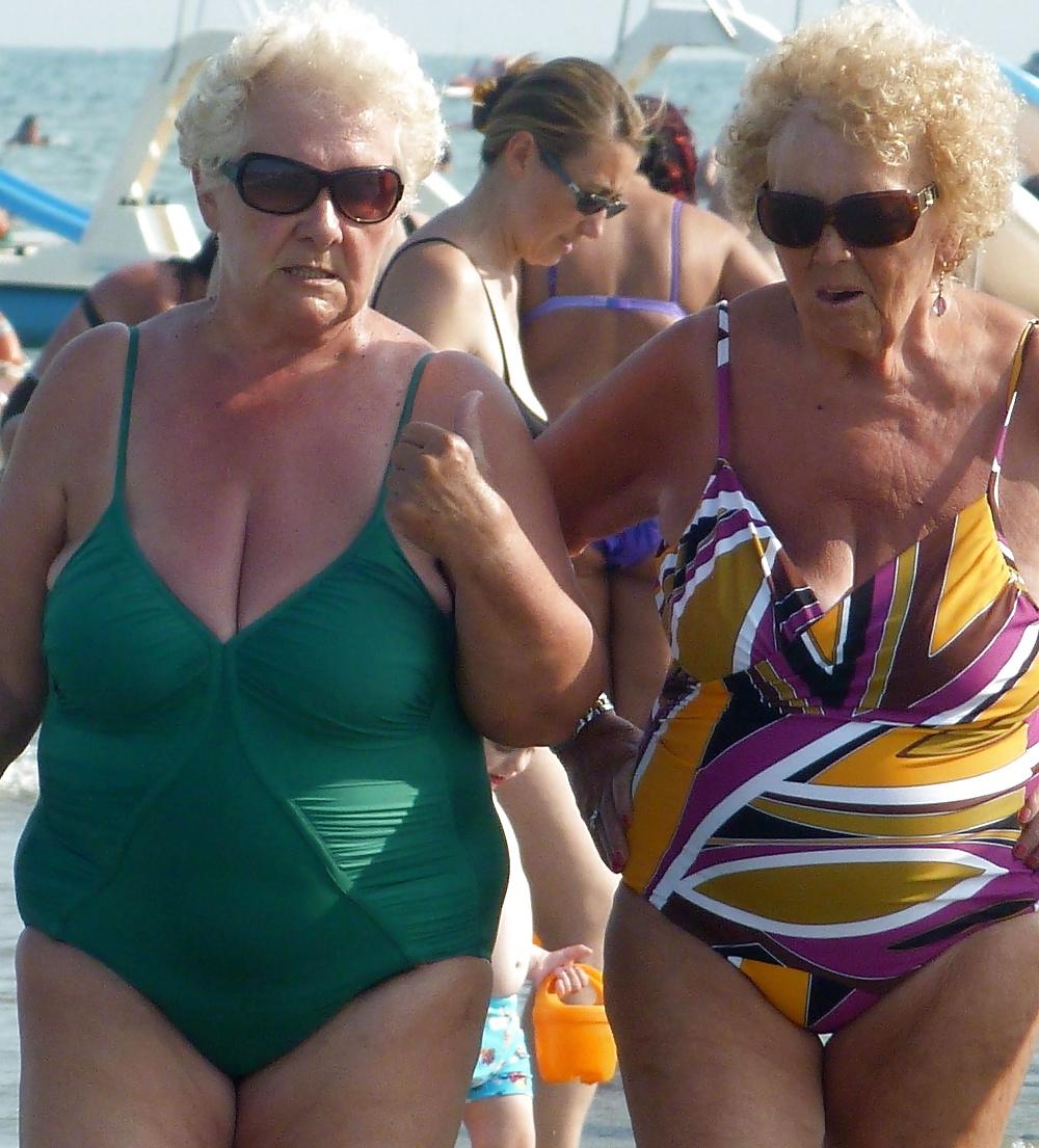 25P Big Breasted Beach Grandmas