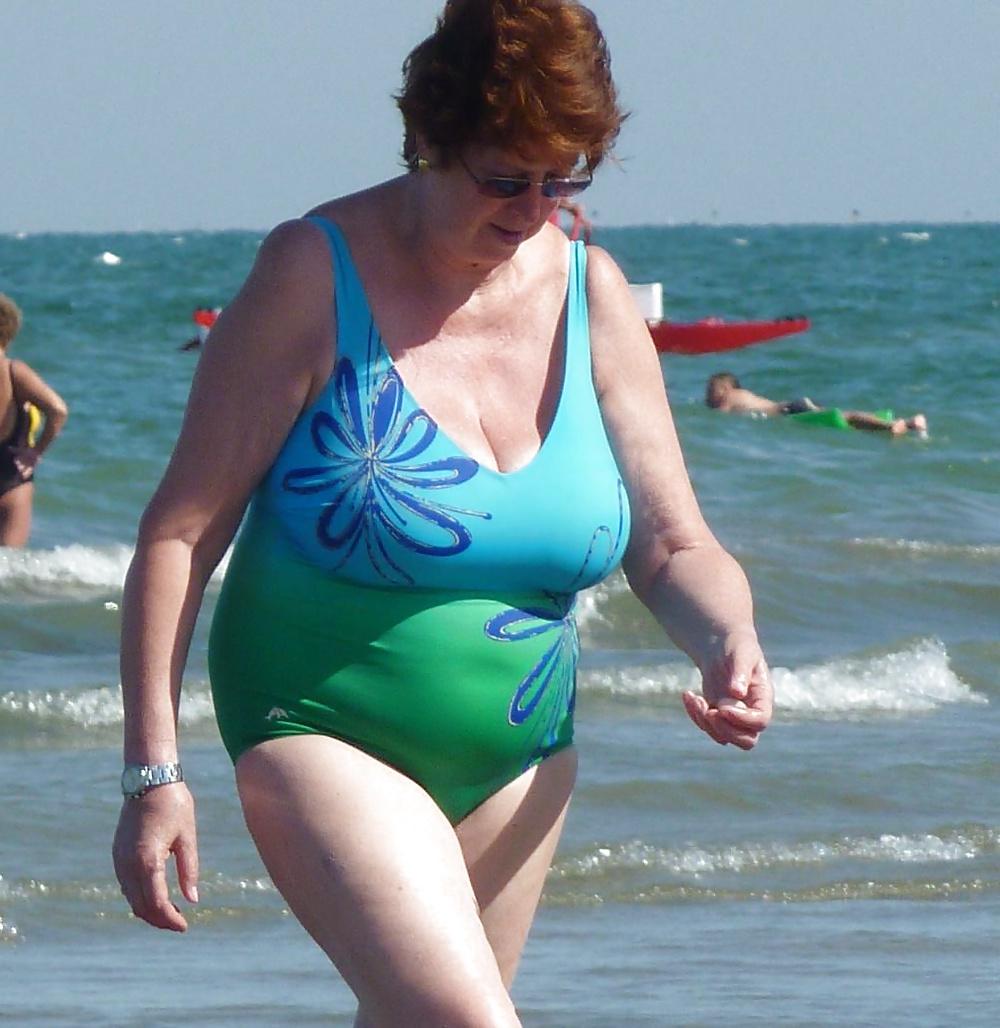 25P Big Breasted Beach Grandmas