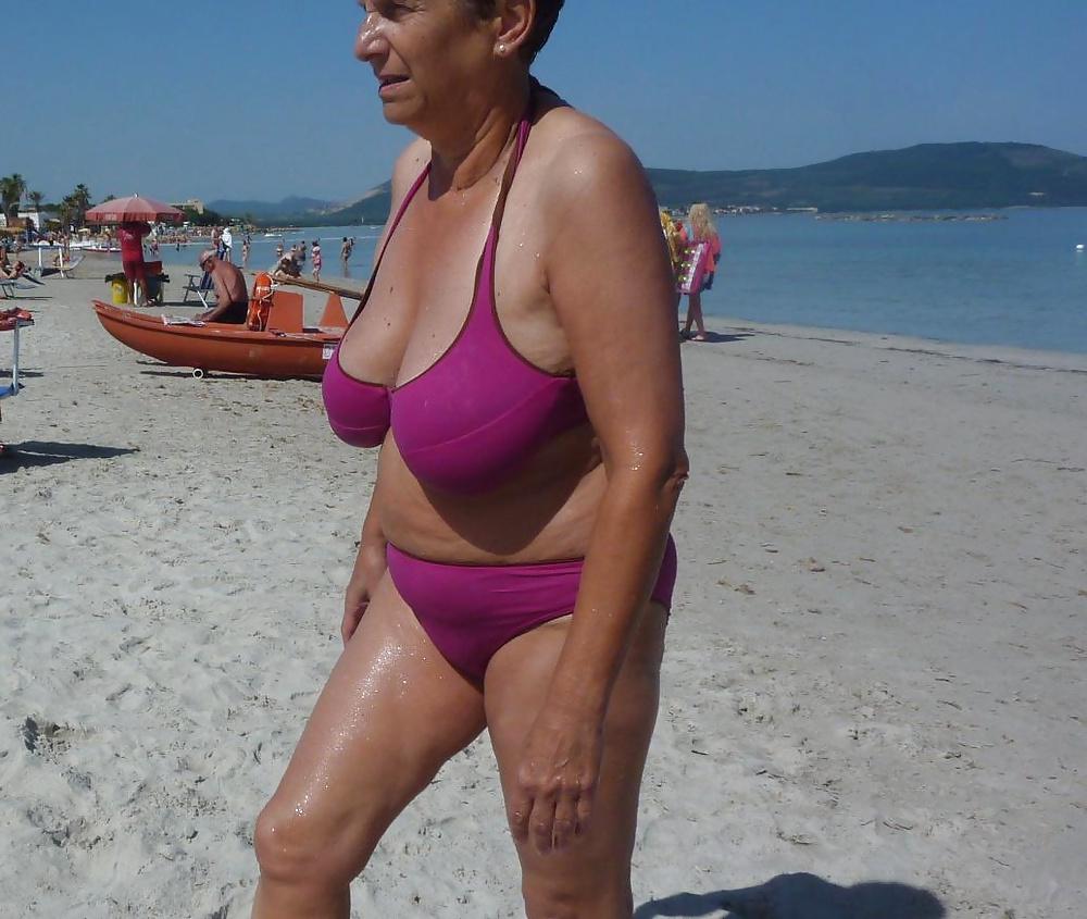 25P Big Breasted Beach Grandmas
