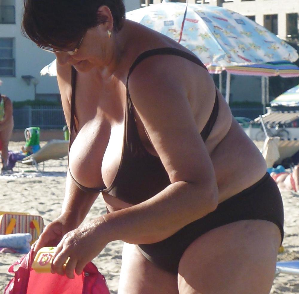 25P Big Breasted Beach Grandmas