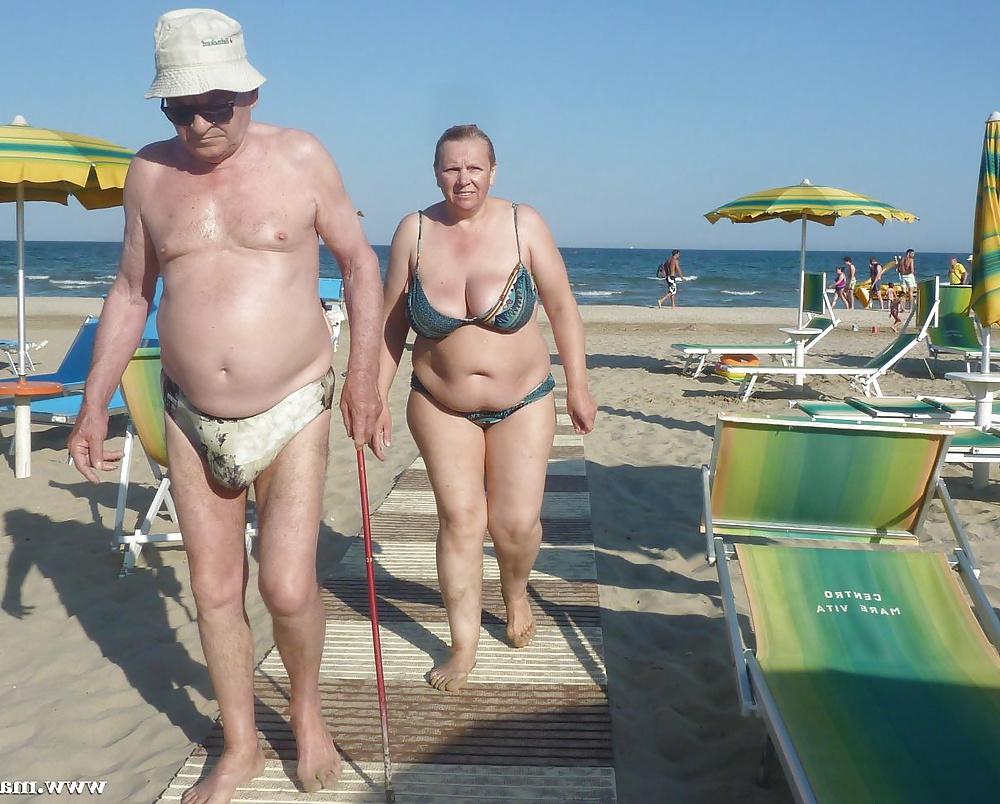 25P Big Breasted Beach Grandmas