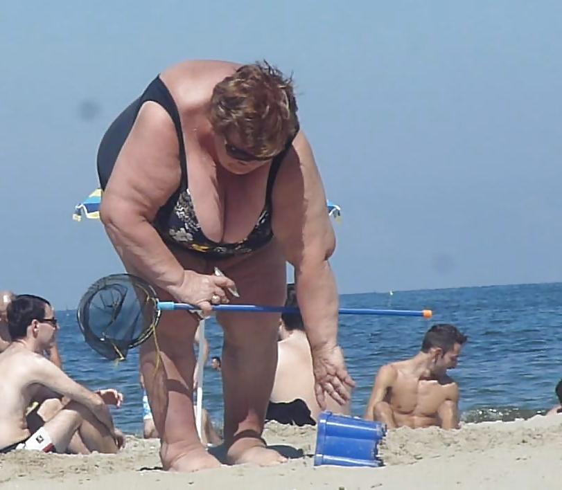 25P Big Breasted Beach Grandmas