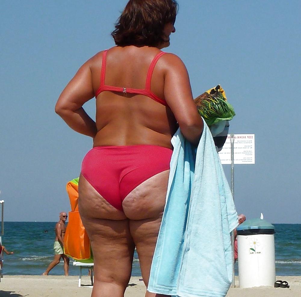 25P Big Breasted Beach Grandmas