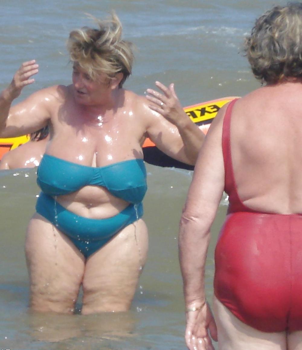 25P Big Breasted Beach Grandmas