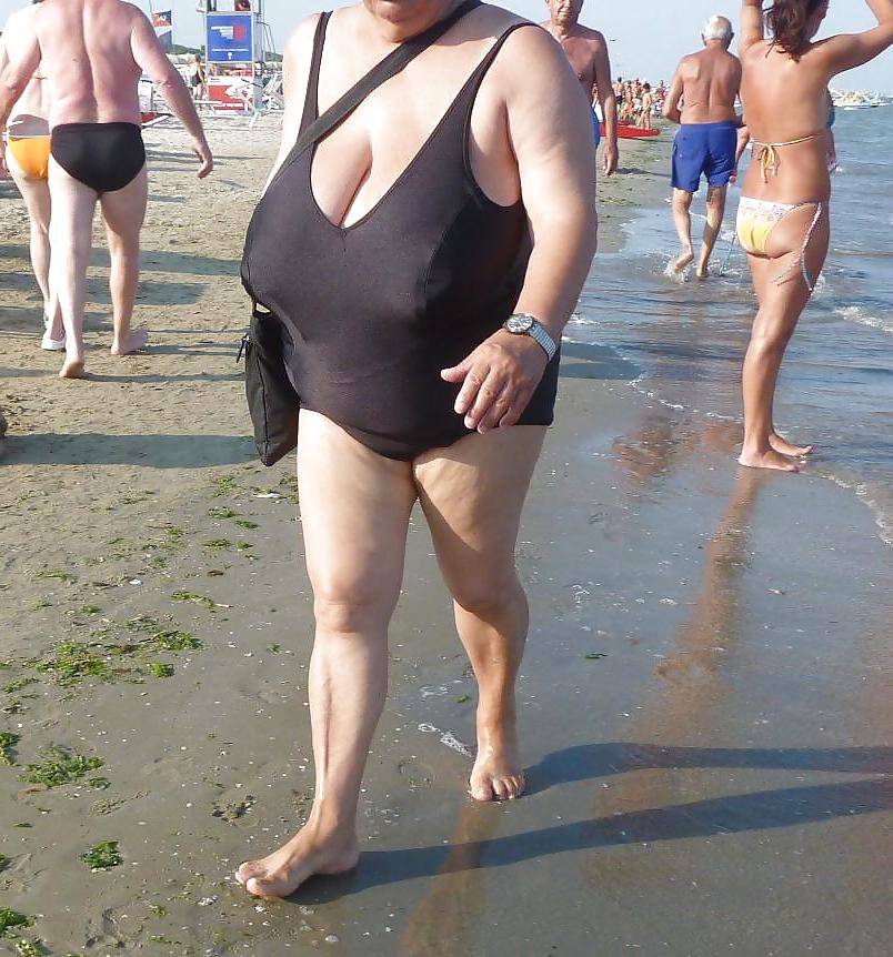 25P Big Breasted Beach Matures