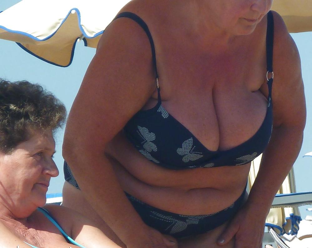 25P Big Breasted Beach Matures
