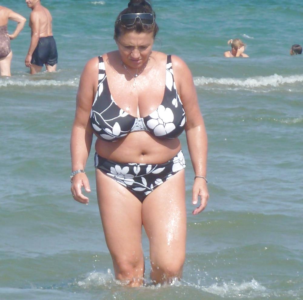 25P Big Breasted Beach Matures