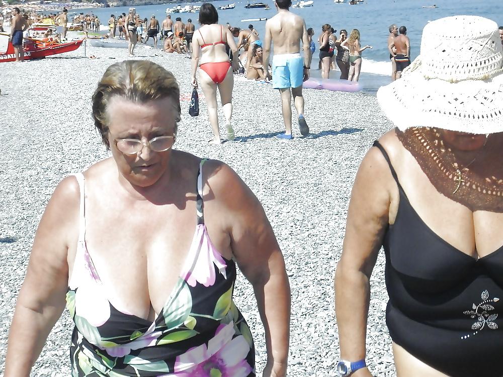 25P Big Breasted Beach Matures