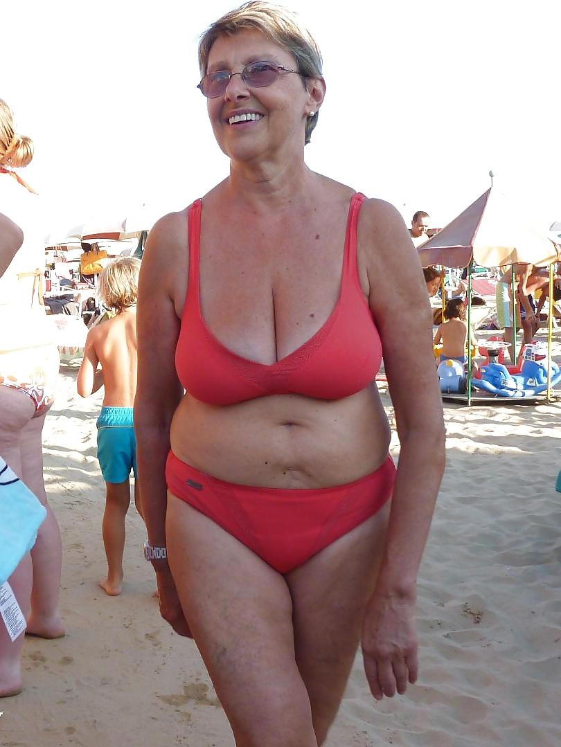 25P Big Breasted Beach Matures