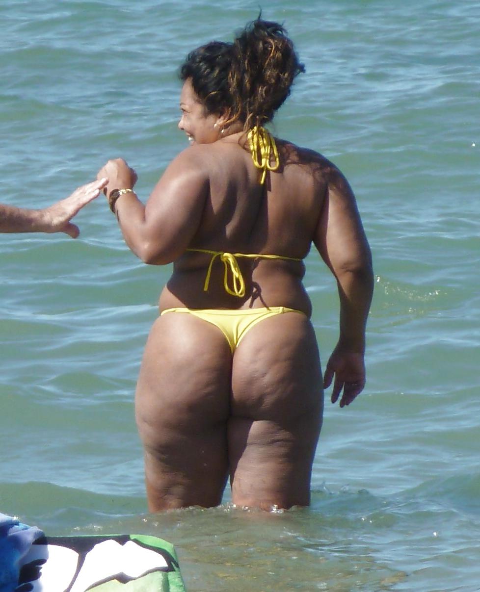 25P Big Breasted Beach Matures