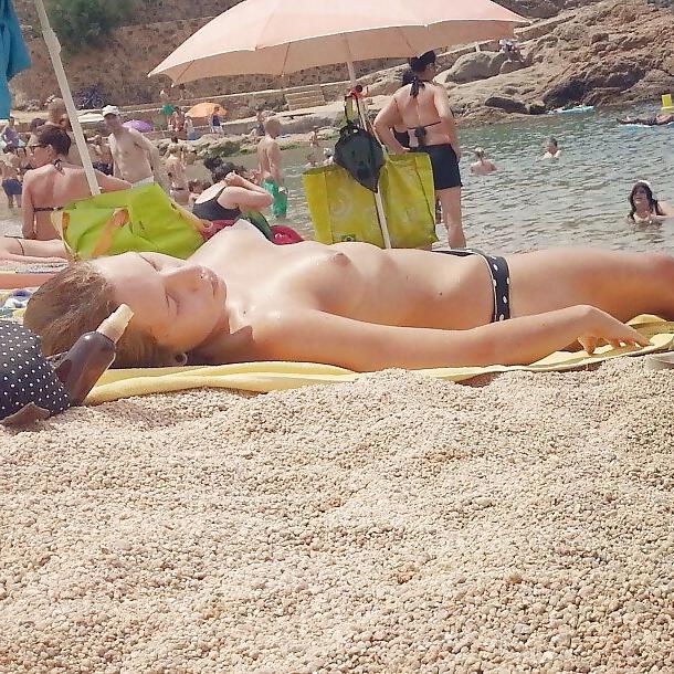 20P Naked on the beach 24