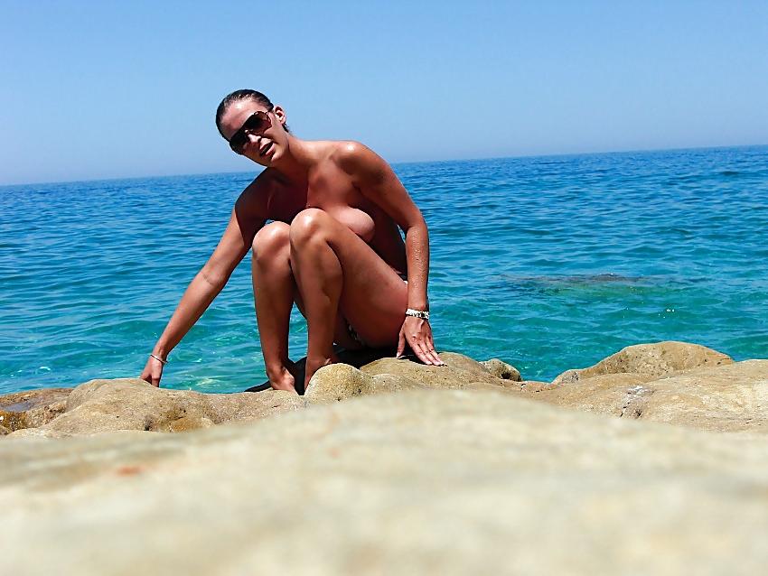 22P Topless Wife Vacation Photos